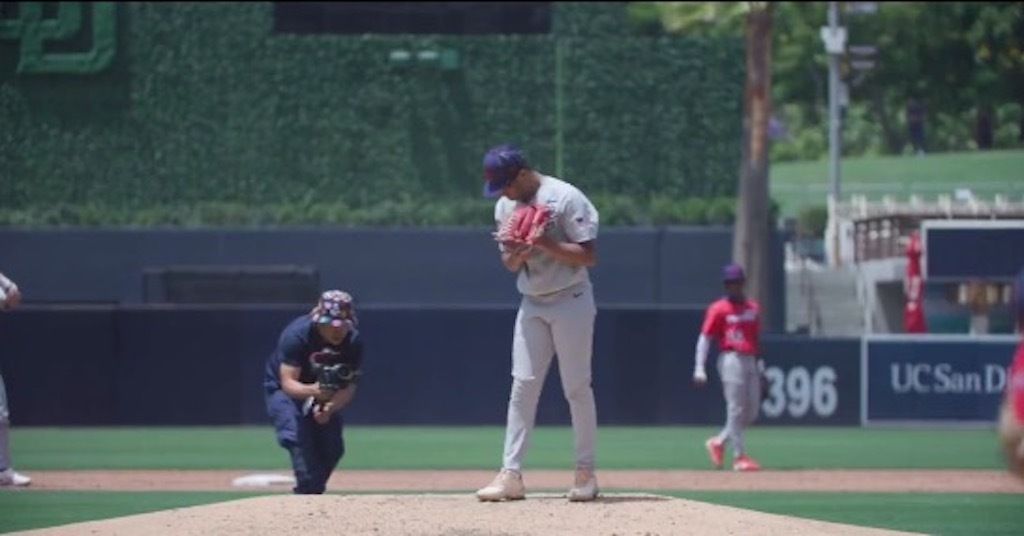 This video of a MLB prospect throwing gas with both…