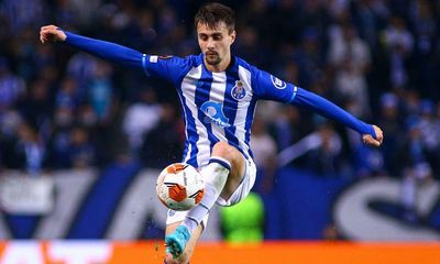 Arsenal to sign Porto attacking midfielder Fábio Vieira for initial £30m