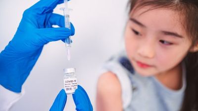 Pfizer and Moderna COVID-19 vaccines are on the verge of approval for US kids under five. When could it happen in Australia?