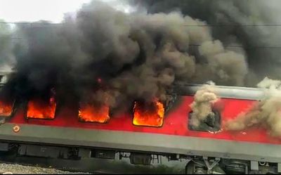 Agnipath scheme | Protesters block railway tracks at Thakurnagar in West Bengal