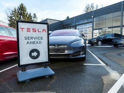Is Tesla Sending Untrained Workers To Service Centers?