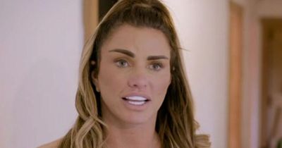 Katie Price fans left hot and bothered by 'inspiration's' late arrival to event
