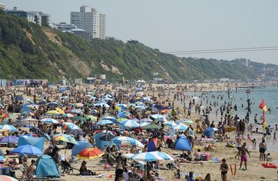 UK heatwave: Britons scramble to beaches from 6am as sweltering 35C high looms