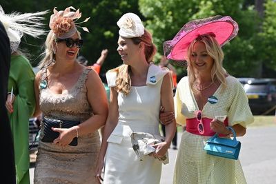 They’re off! Jackets and ties ditched at Royal Ascot on scorching day for UK -OLD