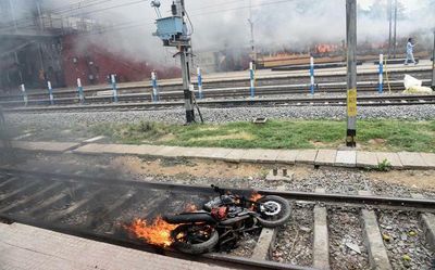 Anti-Agnipath stir flares up in Bihar; several trains, vehicles set on fire
