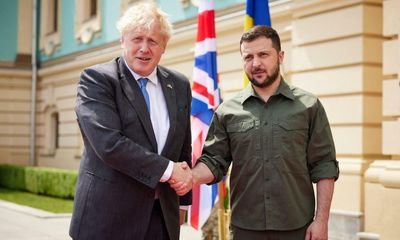 Boris Johnson promises Ukraine UK-led troop training scheme on Kyiv visit