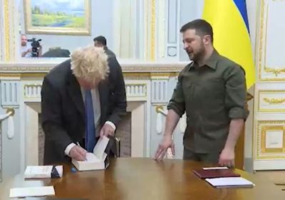 Zelensky appears to be Queen fan as Boris Johnson gives him royal biography