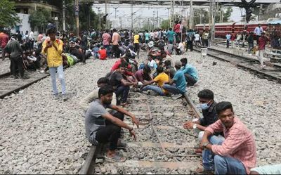 Agnipath scheme: Protesters block railway tracks in Bengal’s Sealdah-Barrackpore route