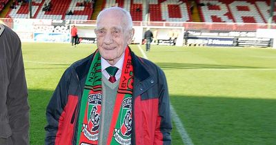 Bertie Wright: Glentoran salute 'inspirational' Oval hero following death at 102