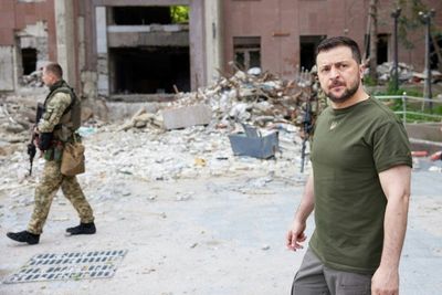 Ukraine's Zelensky visits southern front as battles rage