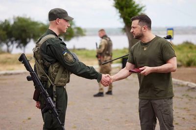 Zelensky hails ‘brave’ soldiers on visit to frontline as Russia sends more troops to fight for key city