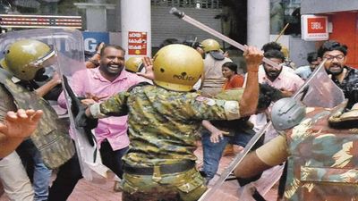 Thiruvananthapuram: Police, Youth Congress activists clash