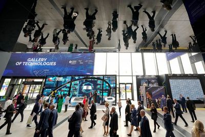 AP PHOTOS: Despite dark times, Russian economic forum shines