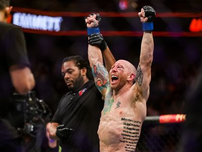 Josh Emmett edges close contest with Calvin Kattar in UFC Fight Night main event