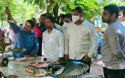 Andhra Pradesh: 178 fish, mutton vendors booked for deceiving customers