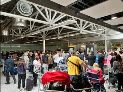 Hundreds of passengers face three-hour wait for luggage at Heathrow Airport