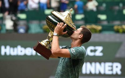 Hurkacz thrashes Medvedev for 2022 Halle Open title, sounds Wimbledon warning