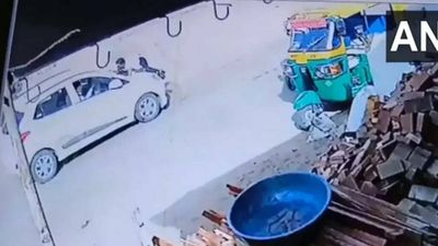 Traffic cop dragged on car's bonnet in Jodhpur
