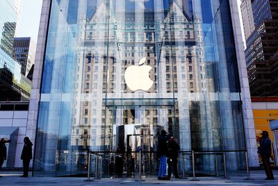 Workers vote for Apple Store union