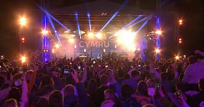 Crowd marks end of Welsh festival with spontaneous rendition of the national anthem