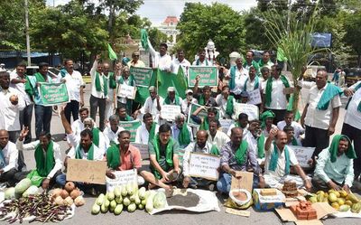 Farmers hold a unique demonstration to demand minimum support price