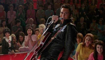 In ‘Elvis,’ Baz Luhrmann brilliantly floods our senses with arresting sights and sounds