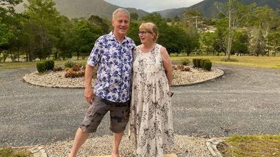 Couple's retirement bittersweet as Glen Innes GP clinic closes on NSW Northern Tablelands