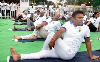 CM ignores knee pain to keep up with physically-fit PM at yoga day event