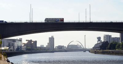 Glasgow police called to Kingston Bridge after 'Deliveroo rider' spotted cycling over it