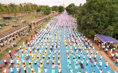 Over 6,000 perform asanas in Hampi