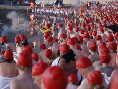 Hobart solstice swimmers take nippy dip