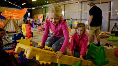 Isolated children in the NT relish chance to play with others as mobile playgroup returns to Brunette Downs Races
