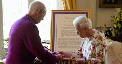 Royal fans spot new detail in Queen's appearance as she receives special award