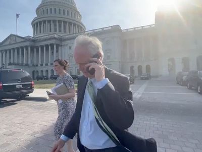 Ron Johnson busted faking phone call to dodge reporters’ questions over Jan 6 texts