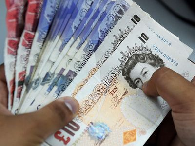 Pay rises in line with inflation ‘reckless’, says Downing Street