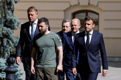 Analysis-Macron's EU standing takes hit from parliament mess - but who else to lead?