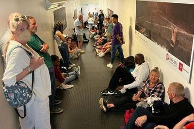 EasyJet passengers in Pisa ‘stuck in hot corridor with no food, water or toilets’