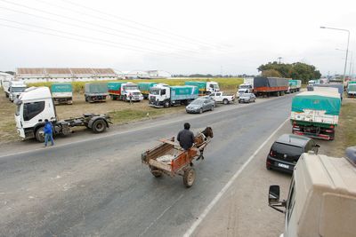 Argentine truck drivers block roads at harvest peak, protest lack of diesel