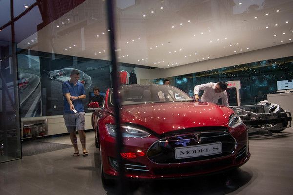 Powering Hong Kong Teslas With Coal Seen Adding to CO2 Emissions