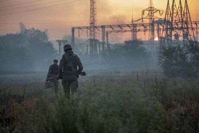 Vladimir Putin’s forces advance on key city but bid to encircle swathe of east Ukraine stalled