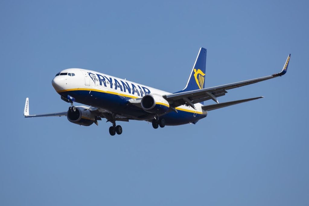 ryanair-plane-has-near-miss-with-light-aircraft-over