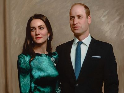 Kate Middleton wears Duchess of Cambridge brooch for first time in new portrait
