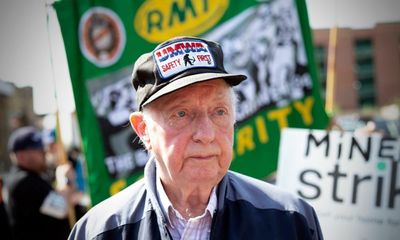 ‘Is that who I think it is?’ Arthur Scargill joins rail picket line in Sheffield