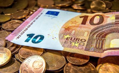 Euro retreats as recession prospects grow