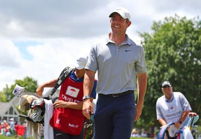 Rory McIlroy takes early lead at Travelers Championship with bogey-free 62