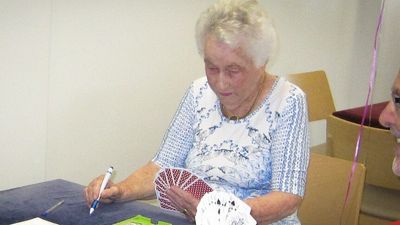 Melbourne centenarian Joan Smurthwaite retires from card game bridge after eight decades of competition