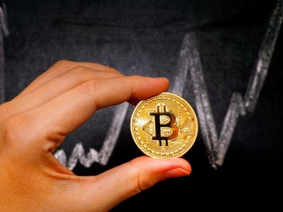 Bitcoin, Ethereum, Dogecoin Spike: Analyst Says Brace For Crypto Breakdown Or Fakeout In Next Few Days