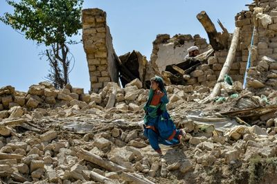 Afghan quake survivors without food and shelter as aid trickles in