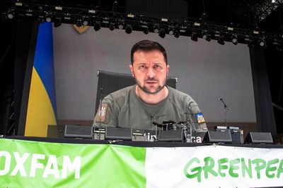 Zelenskyy urges Glastonbury crowd to spread truth about war