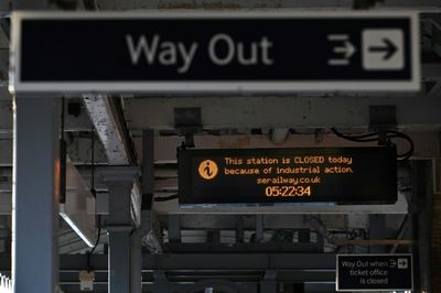 Global trade unions urge UK to resolve rail strike row